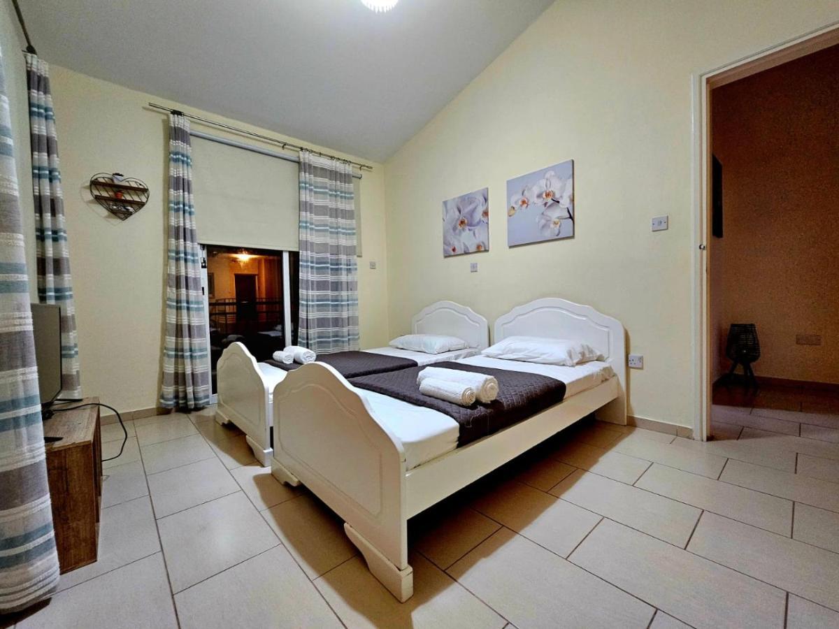 Spacious Villa With Private Pool Paphos Exterior photo